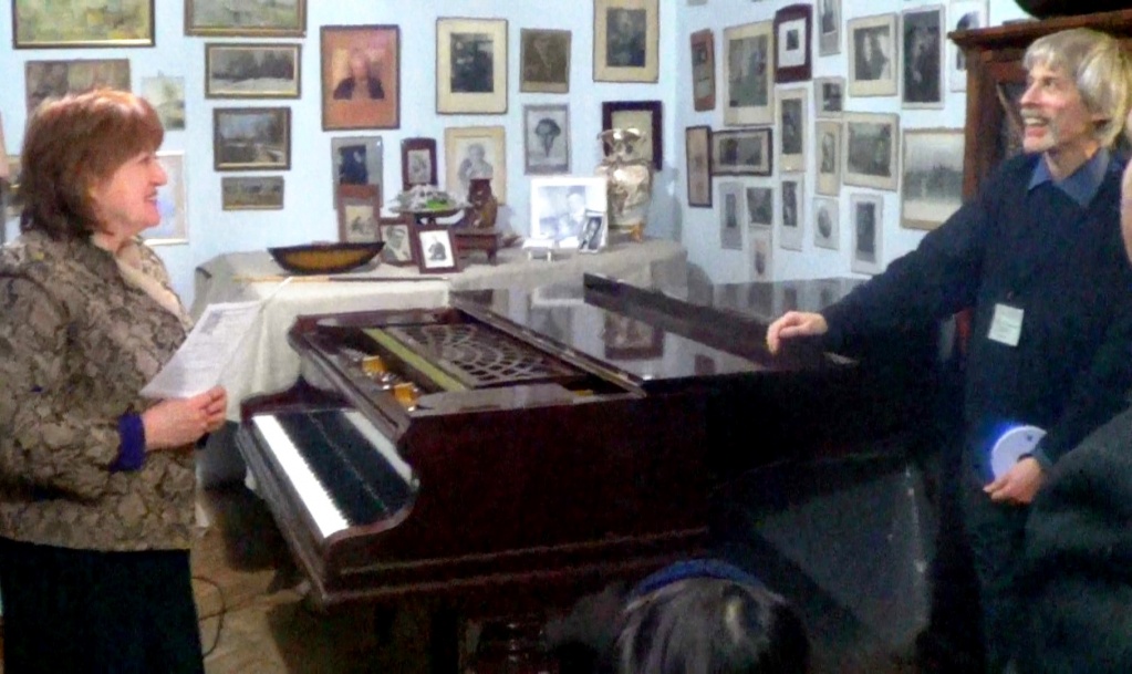 После концерта с директором музея В.В. Троппом.jpg